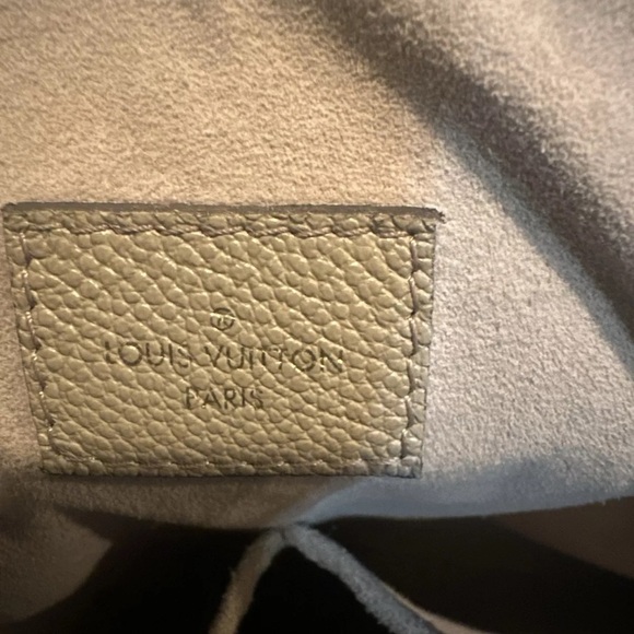 Louis Vuitton Maida Hobo in Turtledove - Picture 10 of 16
